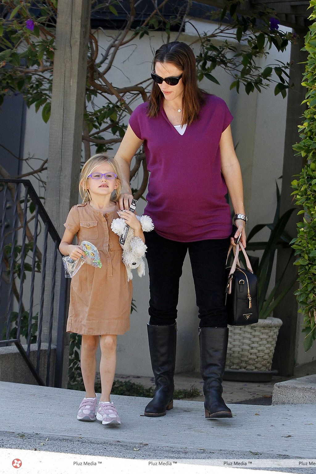 Jennifer Garner takes her daughter Violet Affleck to the dentist | Picture 112714